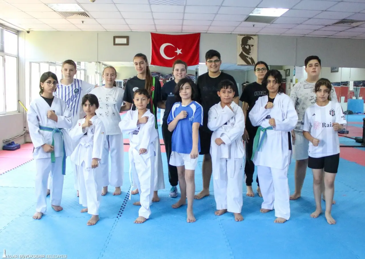 İzmir Büyükşehir Belediyesi’nin spor okullarında kış dönemi 22 Eylül’de başlıyor. 13 tesiste, 25 farklı branşta düzenlenecek eğitimler için devam eden kursiyer kayıtları 8-14 Eylül, yeni kayıtlar ise 15-21 Eylül tarihleri arasında yapılacak.