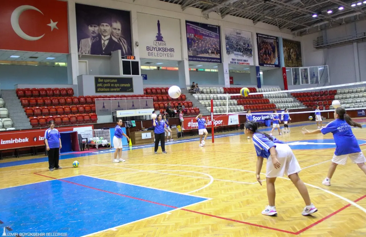 İzmir Büyükşehir Belediyesi’nin spor okullarında kış dönemi 22 Eylül’de başlıyor. 13 tesiste, 25 farklı branşta düzenlenecek eğitimler için devam eden kursiyer kayıtları 8-14 Eylül, yeni kayıtlar ise 15-21 Eylül tarihleri arasında yapılacak.