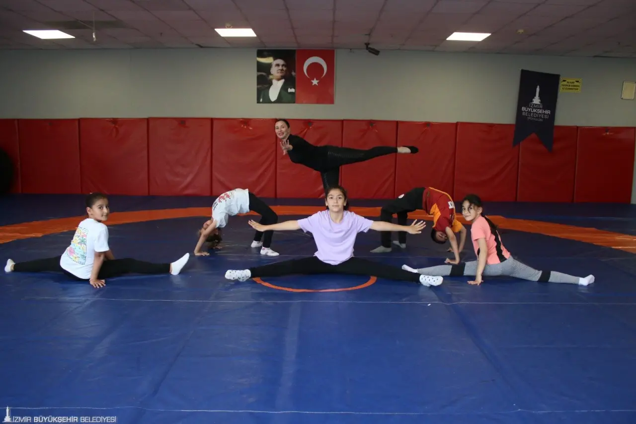 İzmir Büyükşehir Belediyesi’nin spor okullarında kış dönemi 22 Eylül’de başlıyor. 13 tesiste, 25 farklı branşta düzenlenecek eğitimler için devam eden kursiyer kayıtları 8-14 Eylül, yeni kayıtlar ise 15-21 Eylül tarihleri arasında yapılacak.