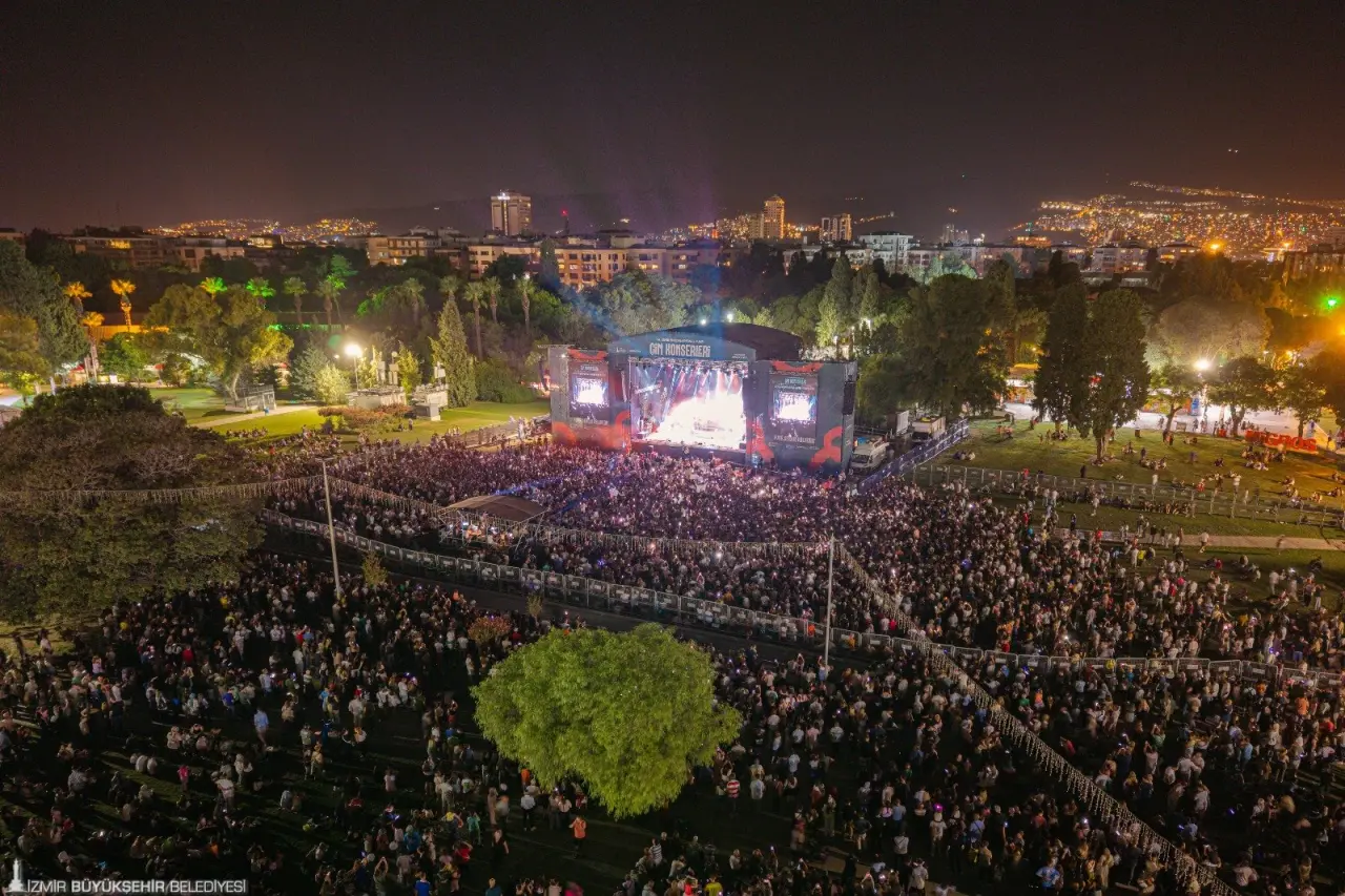 İzmir Büyükşehir Belediyesi ev sahipliğinde İZFAŞ tarafından düzenlenen 94. İzmir Enternasyonal Fuarı, Çim Konserleri’nde birbirinden değerli isimleri ağırlamaya devam ediyor. Çim Konserleri, bu kez pop müziğin güçlü sesi Derya Uluğ’u ağırladı. Uluğ, alanı dolduran izleyicilere unutulmaz bir gece yaşattı.