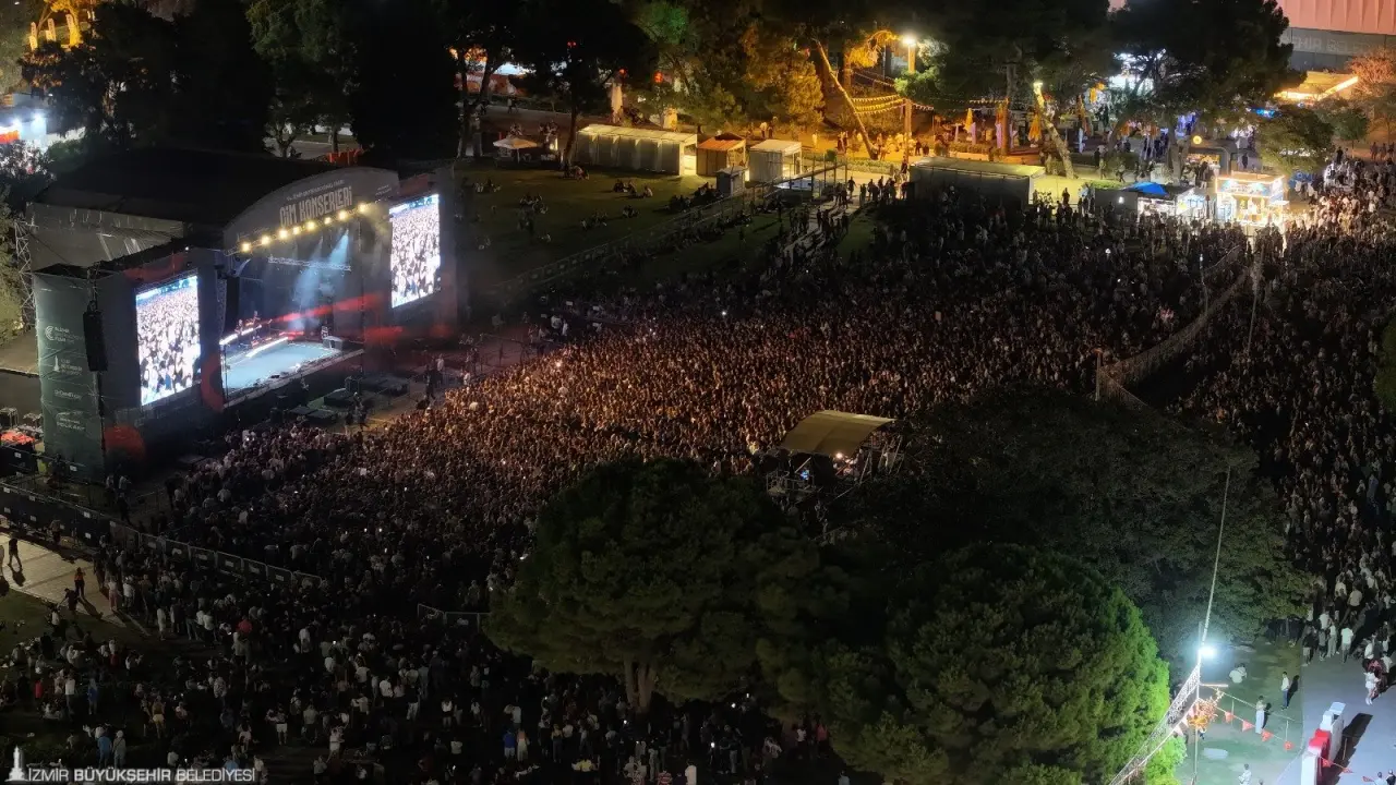 İzmir Büyükşehir Belediyesi ev sahipliğinde İZFAŞ tarafından düzenlenen 94. İzmir Enternasyonal Fuarı, Çim Konserleri’nde birbirinden değerli isimleri ağırlamaya devam ediyor. Çim Konserleri, bu kez pop müziğin güçlü sesi Derya Uluğ’u ağırladı. Uluğ, alanı dolduran izleyicilere unutulmaz bir gece yaşattı.