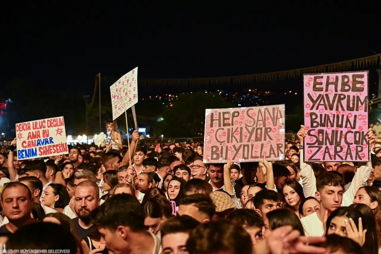 İzmir Büyükşehir Belediyesi ev sahipliğinde İZFAŞ tarafından düzenlenen 94. İzmir Enternasyonal Fuarı, Çim Konserleri’nde birbirinden değerli isimleri ağırlamaya devam ediyor. Çim Konserleri, bu kez pop müziğin güçlü sesi Derya Uluğ’u ağırladı. Uluğ, alanı dolduran izleyicilere unutulmaz bir gece yaşattı.