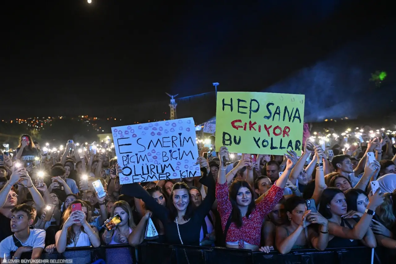 İzmir Büyükşehir Belediyesi ev sahipliğinde İZFAŞ tarafından düzenlenen 94. İzmir Enternasyonal Fuarı, Çim Konserleri’nde birbirinden değerli isimleri ağırlamaya devam ediyor. Çim Konserleri, bu kez pop müziğin güçlü sesi Derya Uluğ’u ağırladı. Uluğ, alanı dolduran izleyicilere unutulmaz bir gece yaşattı.