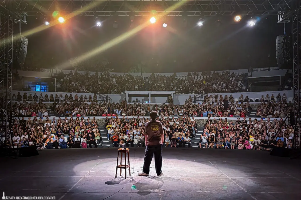 İzmir Büyükşehir Belediyesi ev sahipliğinde İZFAŞ tarafından düzenlenen 94. İzmir Enternasyonal Fuarı, Çim Konserleri’nde birbirinden değerli isimleri ağırlamaya devam ediyor. Çim Konserleri, bu kez pop müziğin güçlü sesi Derya Uluğ’u ağırladı. Uluğ, alanı dolduran izleyicilere unutulmaz bir gece yaşattı.
