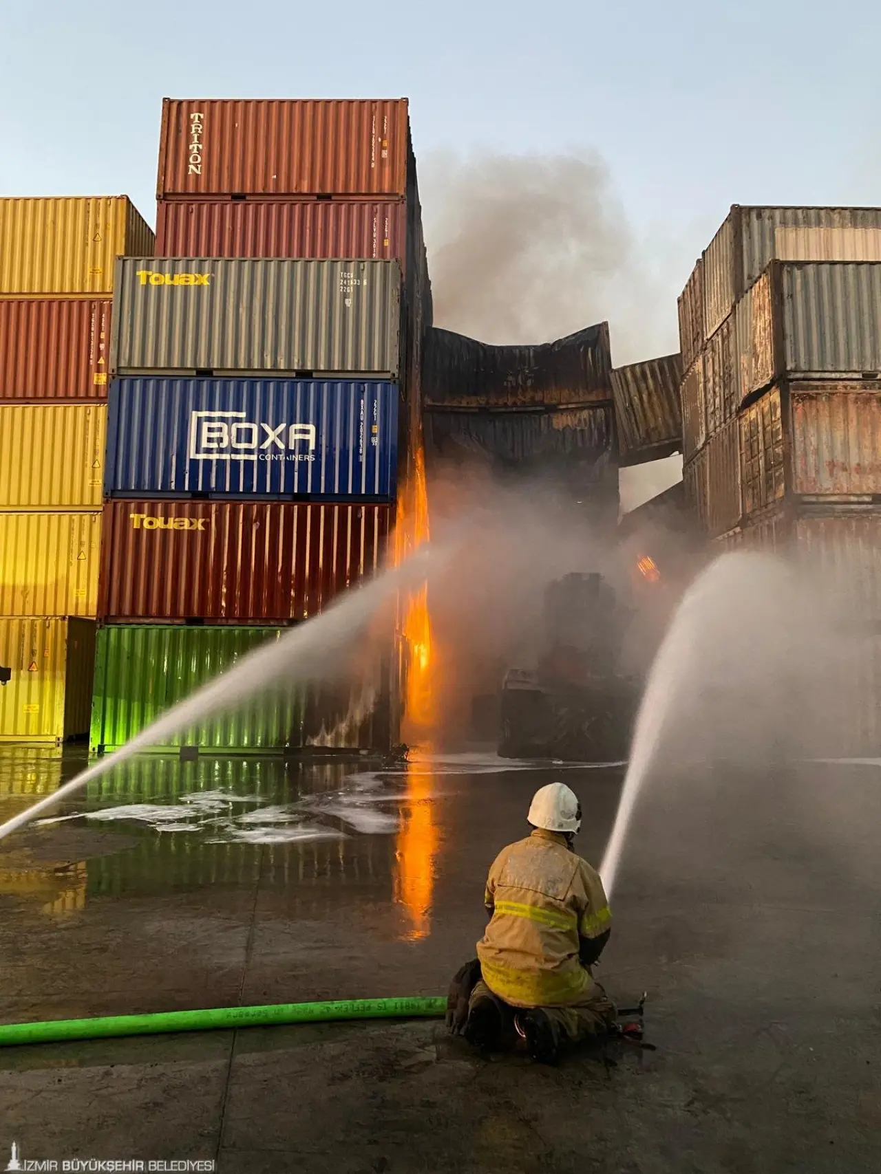 İzmir’in Aliağa ilçesinde bulunan Nemport Limanı’nda sabaha karşı yangın çıktı. İhbar üzerine İzmir Büyükşehir Belediyesi İtfaiyesi, çok sayıda araç ve personel ile bölgeye sevk edildi. İçerisinde balık yağı olduğu belirlenen konteynerlerde başlayan yangın, ekiplerin yoğun müdahalesi sonucu tehlikeli kimyasal içeren konteynerlere ulaşmadan kontrol altına alındı.