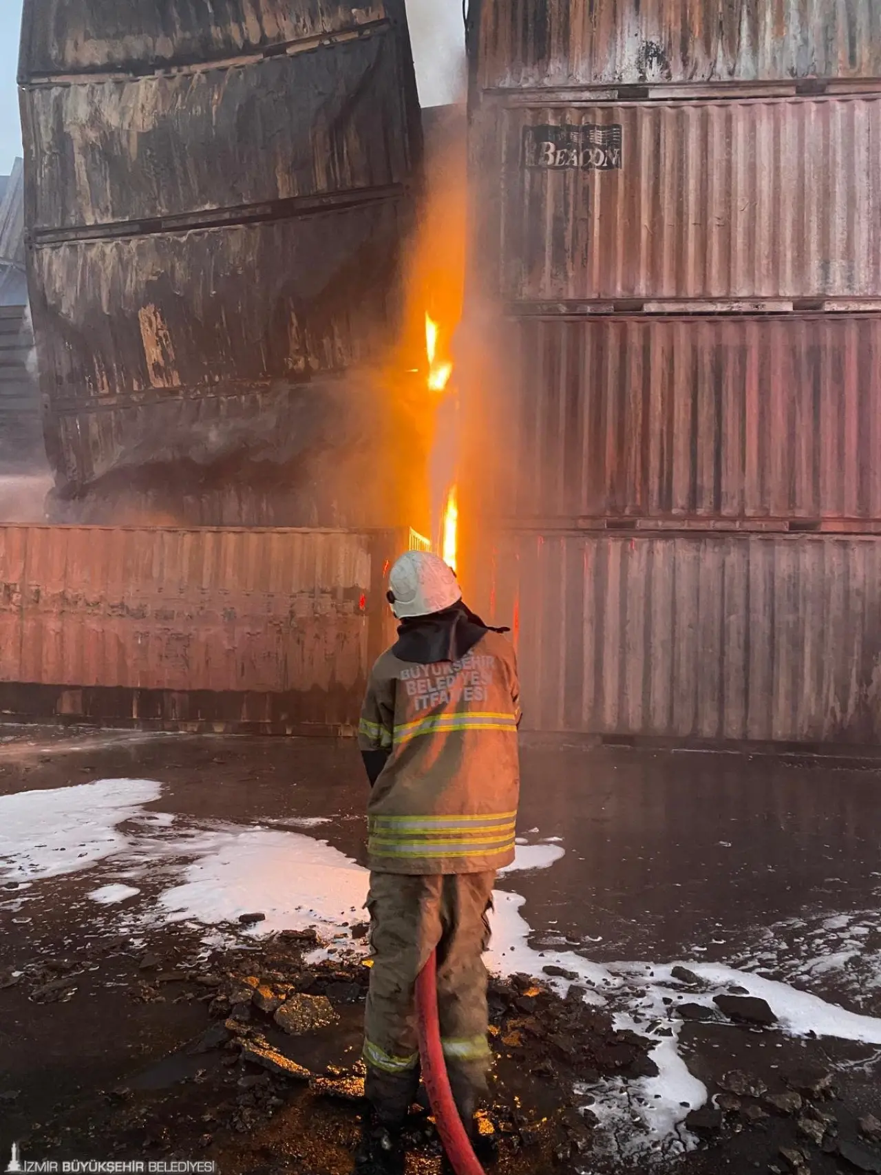 İzmir’in Aliağa ilçesinde bulunan Nemport Limanı’nda sabaha karşı yangın çıktı. İhbar üzerine İzmir Büyükşehir Belediyesi İtfaiyesi, çok sayıda araç ve personel ile bölgeye sevk edildi. İçerisinde balık yağı olduğu belirlenen konteynerlerde başlayan yangın, ekiplerin yoğun müdahalesi sonucu tehlikeli kimyasal içeren konteynerlere ulaşmadan kontrol altına alındı.