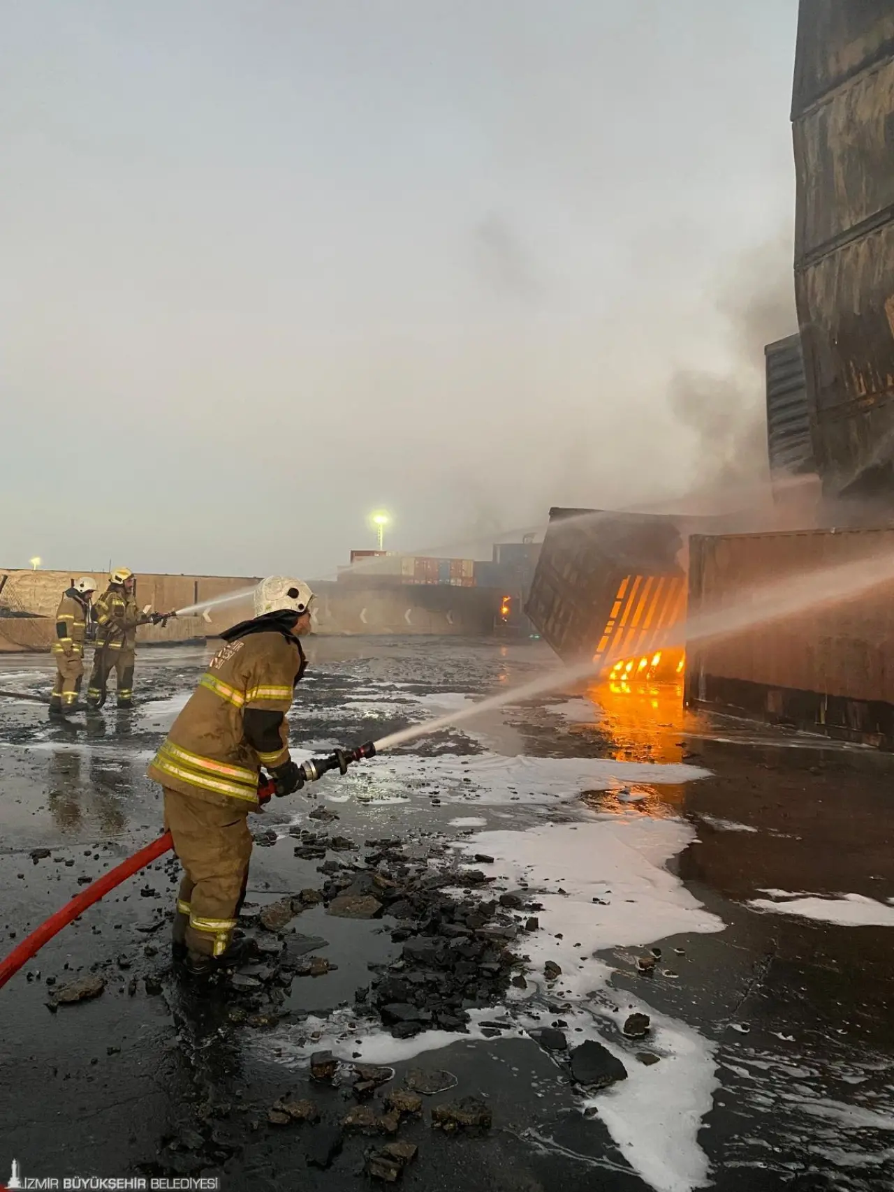 İzmir’in Aliağa ilçesinde bulunan Nemport Limanı’nda sabaha karşı yangın çıktı. İhbar üzerine İzmir Büyükşehir Belediyesi İtfaiyesi, çok sayıda araç ve personel ile bölgeye sevk edildi. İçerisinde balık yağı olduğu belirlenen konteynerlerde başlayan yangın, ekiplerin yoğun müdahalesi sonucu tehlikeli kimyasal içeren konteynerlere ulaşmadan kontrol altına alındı.