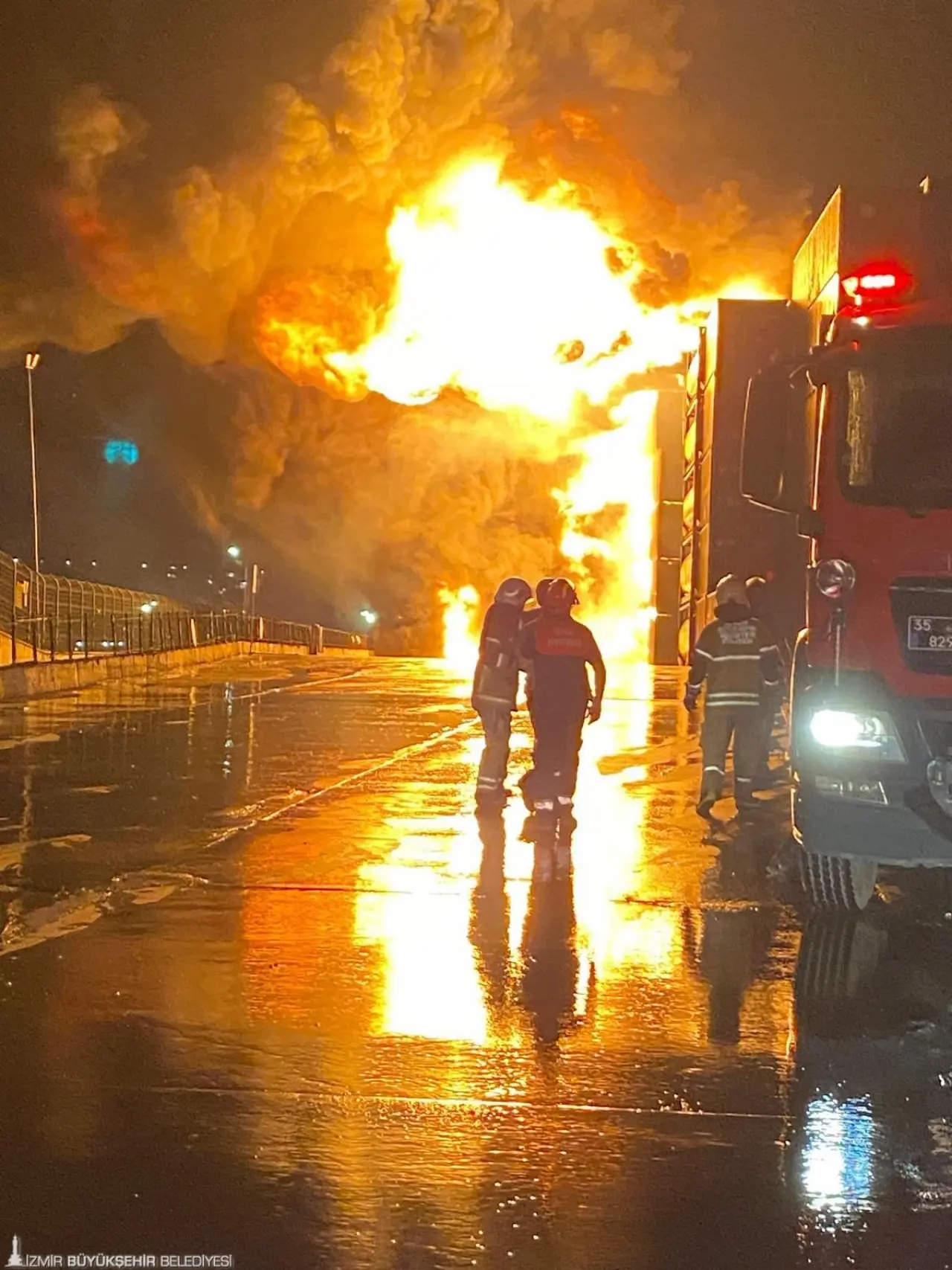 İzmir’in Aliağa ilçesinde bulunan Nemport Limanı’nda sabaha karşı yangın çıktı. İhbar üzerine İzmir Büyükşehir Belediyesi İtfaiyesi, çok sayıda araç ve personel ile bölgeye sevk edildi. İçerisinde balık yağı olduğu belirlenen konteynerlerde başlayan yangın, ekiplerin yoğun müdahalesi sonucu tehlikeli kimyasal içeren konteynerlere ulaşmadan kontrol altına alındı.