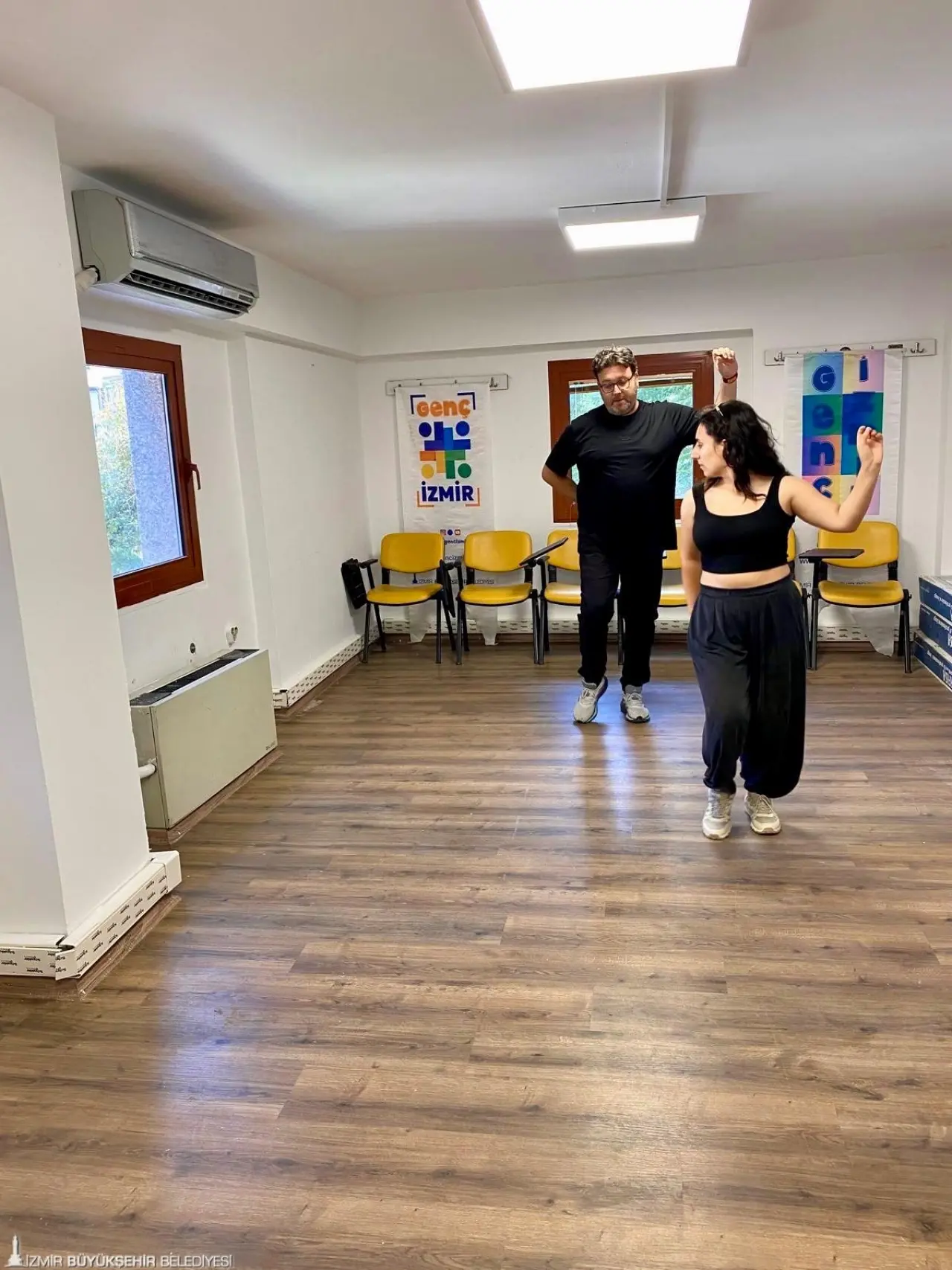 İzmir Büyükşehir Belediyesi’nin açtığı Genç İzmir Konservatuvar Hazırlık Kursu’na katılan öğrenciler, bu yıl da büyük bir başarıya imza attı. Kursa katılan gençler, Türkiye’nin önde gelen eğitim kurumlarının konservatuvarlarına ve müzik bölümlerine yerleşerek hayallerine kavuştu.
