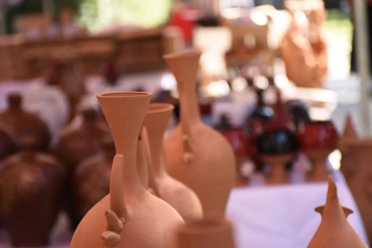 Menemen Belediyesi tarafından düzenlenen 4. Uluslararası Çömlek Festivali, yarın (5 Eylül Cuma) kapılarını açıyor. Türkiye'nin dört bir yanından sektör paydaşları, akademisyen ve sanatçıları buluşturacak festivale, 41 ülkeden de katılım olacak. Menemen Belediye Başkanı Aydın Pehlivan, "Dopdolu bir programla 3 günlük bir maratonda 7'den 77'ye her misafirimize farklı ve mutlu olacakları bir program hazırladık. Dünya, Menemen'imizin kırmızı toprağının etrafında, ateş ve toprağın dansında buluşacak." dedi.