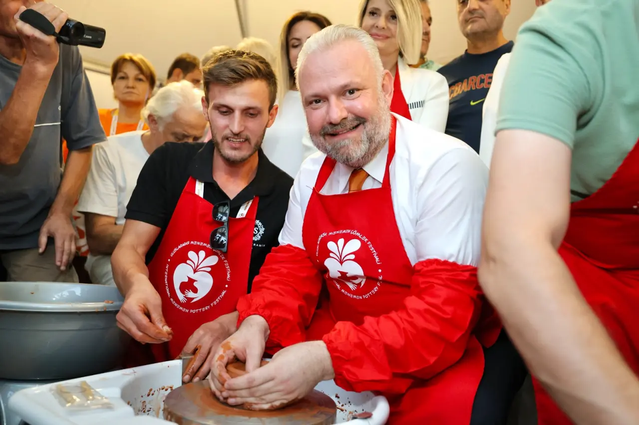 Menemen Belediyesi tarafından düzenlenen 4. Uluslararası Çömlek Festivali, yarın (5 Eylül Cuma) kapılarını açıyor. Türkiye'nin dört bir yanından sektör paydaşları, akademisyen ve sanatçıları buluşturacak festivale, 41 ülkeden de katılım olacak. Menemen Belediye Başkanı Aydın Pehlivan, "Dopdolu bir programla 3 günlük bir maratonda 7'den 77'ye her misafirimize farklı ve mutlu olacakları bir program hazırladık. Dünya, Menemen'imizin kırmızı toprağının etrafında, ateş ve toprağın dansında buluşacak." dedi.