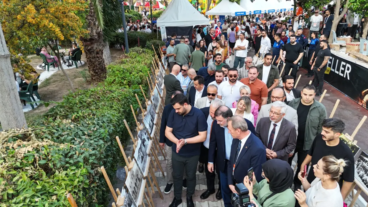 Menemen Belediyesi tarafından düzenlenen 4. Uluslararası Çömlek Festivali, yarın (5 Eylül Cuma) kapılarını açıyor. Türkiye'nin dört bir yanından sektör paydaşları, akademisyen ve sanatçıları buluşturacak festivale, 41 ülkeden de katılım olacak. Menemen Belediye Başkanı Aydın Pehlivan, "Dopdolu bir programla 3 günlük bir maratonda 7'den 77'ye her misafirimize farklı ve mutlu olacakları bir program hazırladık. Dünya, Menemen'imizin kırmızı toprağının etrafında, ateş ve toprağın dansında buluşacak." dedi.