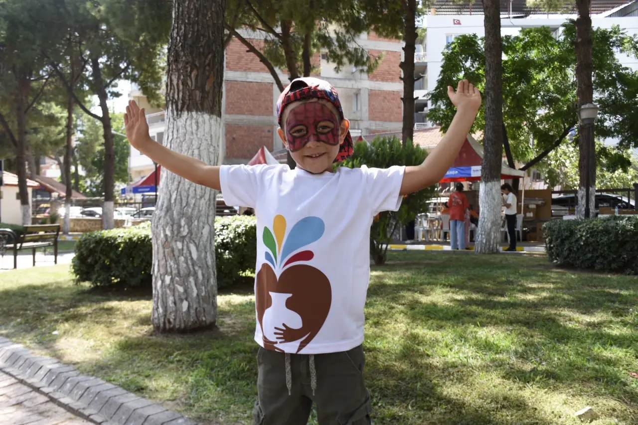 Menemen Belediyesi tarafından düzenlenen 4. Uluslararası Çömlek Festivali, yarın (5 Eylül Cuma) kapılarını açıyor. Türkiye'nin dört bir yanından sektör paydaşları, akademisyen ve sanatçıları buluşturacak festivale, 41 ülkeden de katılım olacak. Menemen Belediye Başkanı Aydın Pehlivan, "Dopdolu bir programla 3 günlük bir maratonda 7'den 77'ye her misafirimize farklı ve mutlu olacakları bir program hazırladık. Dünya, Menemen'imizin kırmızı toprağının etrafında, ateş ve toprağın dansında buluşacak." dedi.