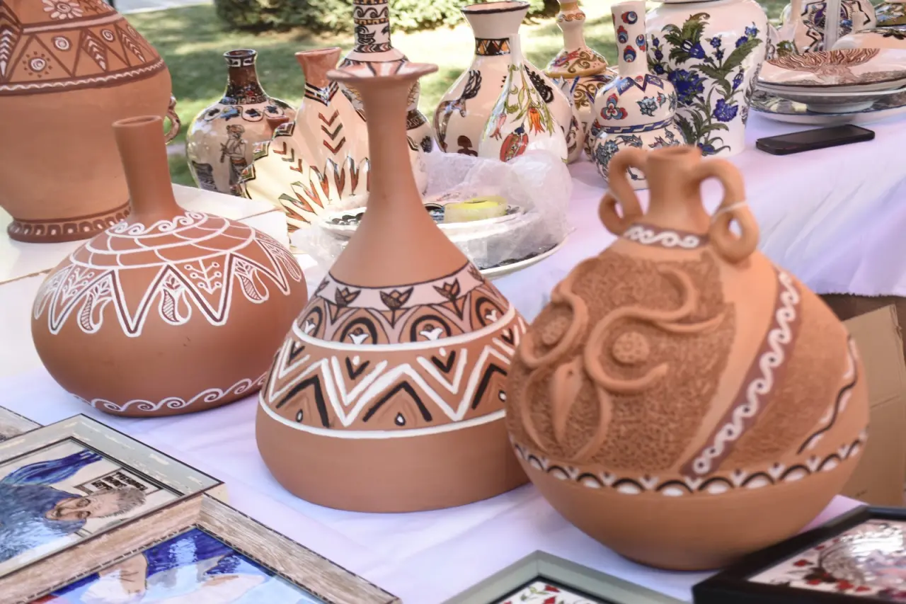 Menemen Belediyesi tarafından düzenlenen 4. Uluslararası Çömlek Festivali, yarın (5 Eylül Cuma) kapılarını açıyor. Türkiye'nin dört bir yanından sektör paydaşları, akademisyen ve sanatçıları buluşturacak festivale, 41 ülkeden de katılım olacak. Menemen Belediye Başkanı Aydın Pehlivan, "Dopdolu bir programla 3 günlük bir maratonda 7'den 77'ye her misafirimize farklı ve mutlu olacakları bir program hazırladık. Dünya, Menemen'imizin kırmızı toprağının etrafında, ateş ve toprağın dansında buluşacak." dedi.