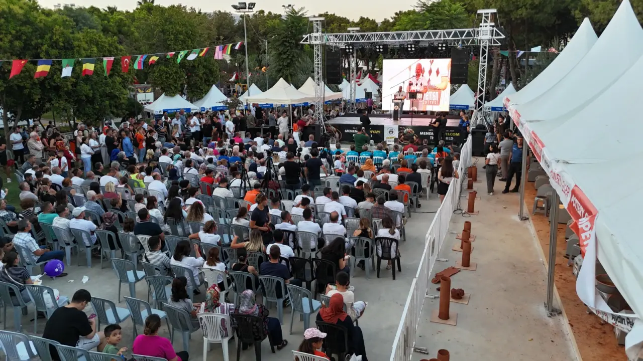 Menemen Belediyesi tarafından düzenlenen 4. Uluslararası Çömlek Festivali, yarın (5 Eylül Cuma) kapılarını açıyor. Türkiye'nin dört bir yanından sektör paydaşları, akademisyen ve sanatçıları buluşturacak festivale, 41 ülkeden de katılım olacak. Menemen Belediye Başkanı Aydın Pehlivan, "Dopdolu bir programla 3 günlük bir maratonda 7'den 77'ye her misafirimize farklı ve mutlu olacakları bir program hazırladık. Dünya, Menemen'imizin kırmızı toprağının etrafında, ateş ve toprağın dansında buluşacak." dedi.