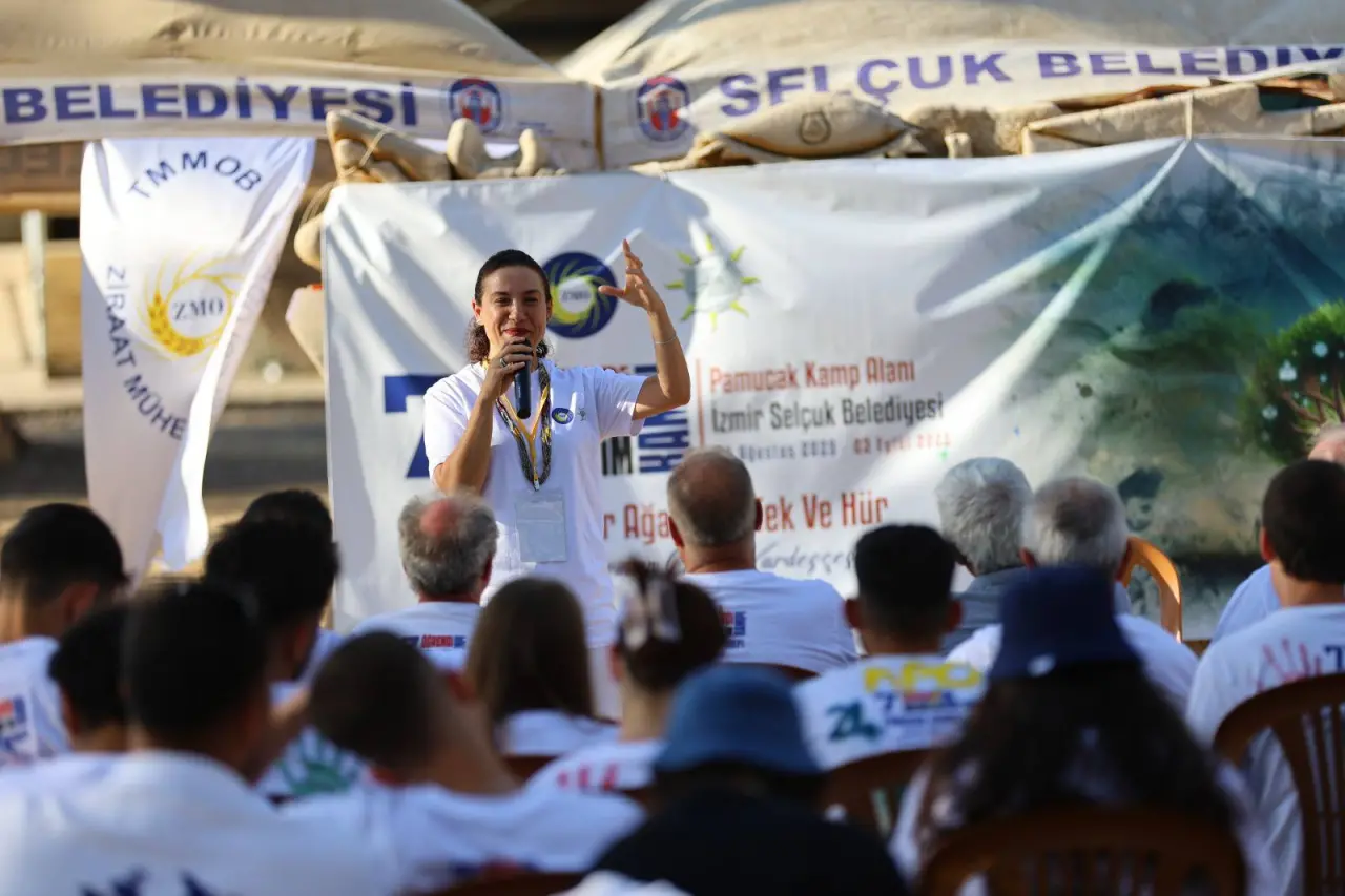 Efes Selçuk Belediye Başkanı Filiz Ceritoğlu Sengel, TMMOB Ziraat Mühendisleri Odası İzmir Şubesi desteğiyle Efes Selçuk Belediyesi ev sahipliğinde düzenlenen 7. Öğrenci Yaz Eğitim Kampı’nda ziraat mühendisliği bölümü öğrencileriyle bir araya geldi.