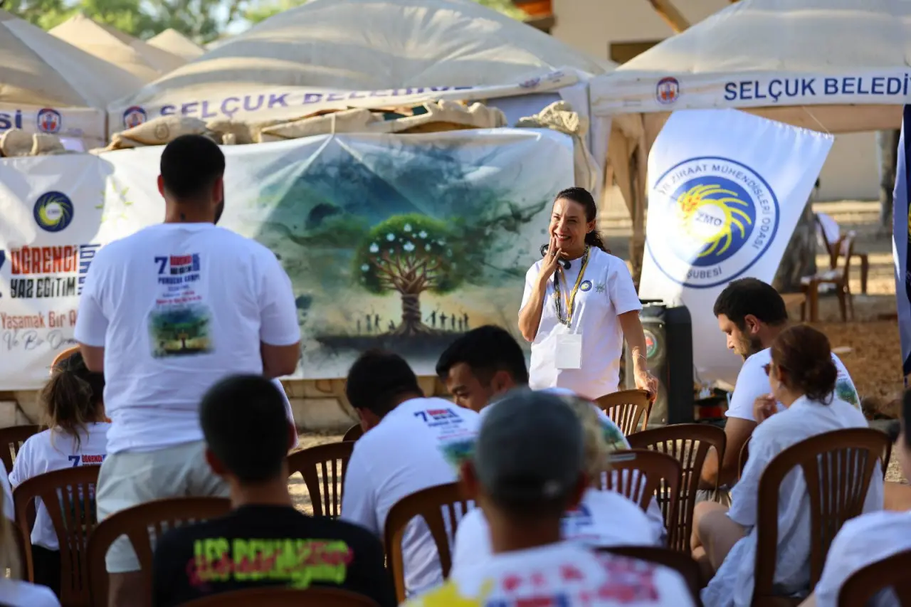 Efes Selçuk Belediye Başkanı Filiz Ceritoğlu Sengel, TMMOB Ziraat Mühendisleri Odası İzmir Şubesi desteğiyle Efes Selçuk Belediyesi ev sahipliğinde düzenlenen 7. Öğrenci Yaz Eğitim Kampı’nda ziraat mühendisliği bölümü öğrencileriyle bir araya geldi.