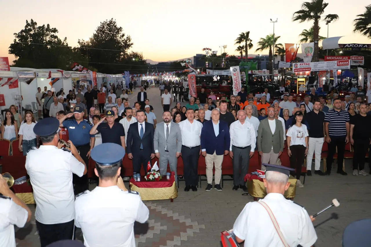 Ödemiş’in köklü geleneği olan Milli Fuar, 41’inci defa kapılarını açtı. Ödemiş’in düşman işgalinden kurtuluşunun 103. yıl dönümü etkinliklerinde organize edilen fuar kapsamındaki  90’lar konseri  izleyicileri büyüledi.