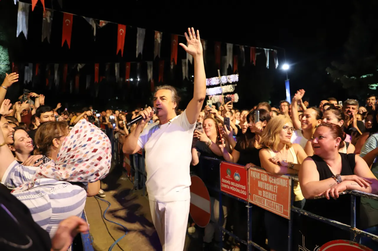 Ödemiş’in köklü geleneği olan Milli Fuar, 41’inci defa kapılarını açtı. Ödemiş’in düşman işgalinden kurtuluşunun 103. yıl dönümü etkinliklerinde organize edilen fuar kapsamındaki  90’lar konseri  izleyicileri büyüledi.