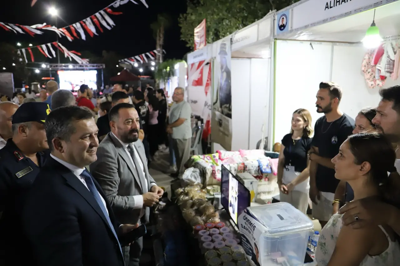 Ödemiş’in köklü geleneği olan Milli Fuar, 41’inci defa kapılarını açtı. Ödemiş’in düşman işgalinden kurtuluşunun 103. yıl dönümü etkinliklerinde organize edilen fuar kapsamındaki  90’lar konseri  izleyicileri büyüledi.