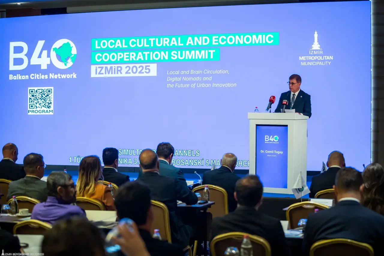 Balkan kentleri arasında turizm, ekonomi ve kültür alanlarında iş birliğini artırmak ve kent diplomasisini geliştirmek amacıyla kurulan B40 Balkan Şehirleri Ağı'nın “Kültürel ve Ekonomik İşbirliği Zirvesi”, İzmir Büyükşehir Belediyesi'nin ev sahipliğinde başladı. İzmir Büyükşehir Belediye Başkanı Dr. Cemil Tugay, “İzmir'den Balkanlar'a, Akdeniz'den dünyaya şunu söylüyorum: Cesaretle önderlik eden, cömertçe paylaşan ve yenilik yapan şehirler sadece kendi kaderlerini değil, tüm bölgenin kaderini değiştirebilir. Sizi birlikte yazacağımız ortak hikayenin ana karakterleri olmaya davet ediyorum” dedi.