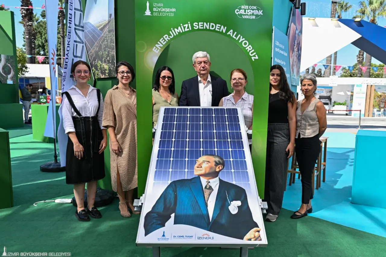 İzmir Büyükşehir Belediyesi ve bağlı kurumlarının elektrik ihtiyacını yenilenebilir kaynaklardan sağlamak amacıyla faaliyet gösteren İZETAŞ büyümesini sürdürüyor. İzmir’in göz bebeği olma yolunda ilerleyen şirket, belediyenin yıllık elektrik tüketiminin yüzde 85’ini tedarik ediyor. Şirket böylelikle kentin enerji yönetiminde stratejik bir rol üstleniyor.