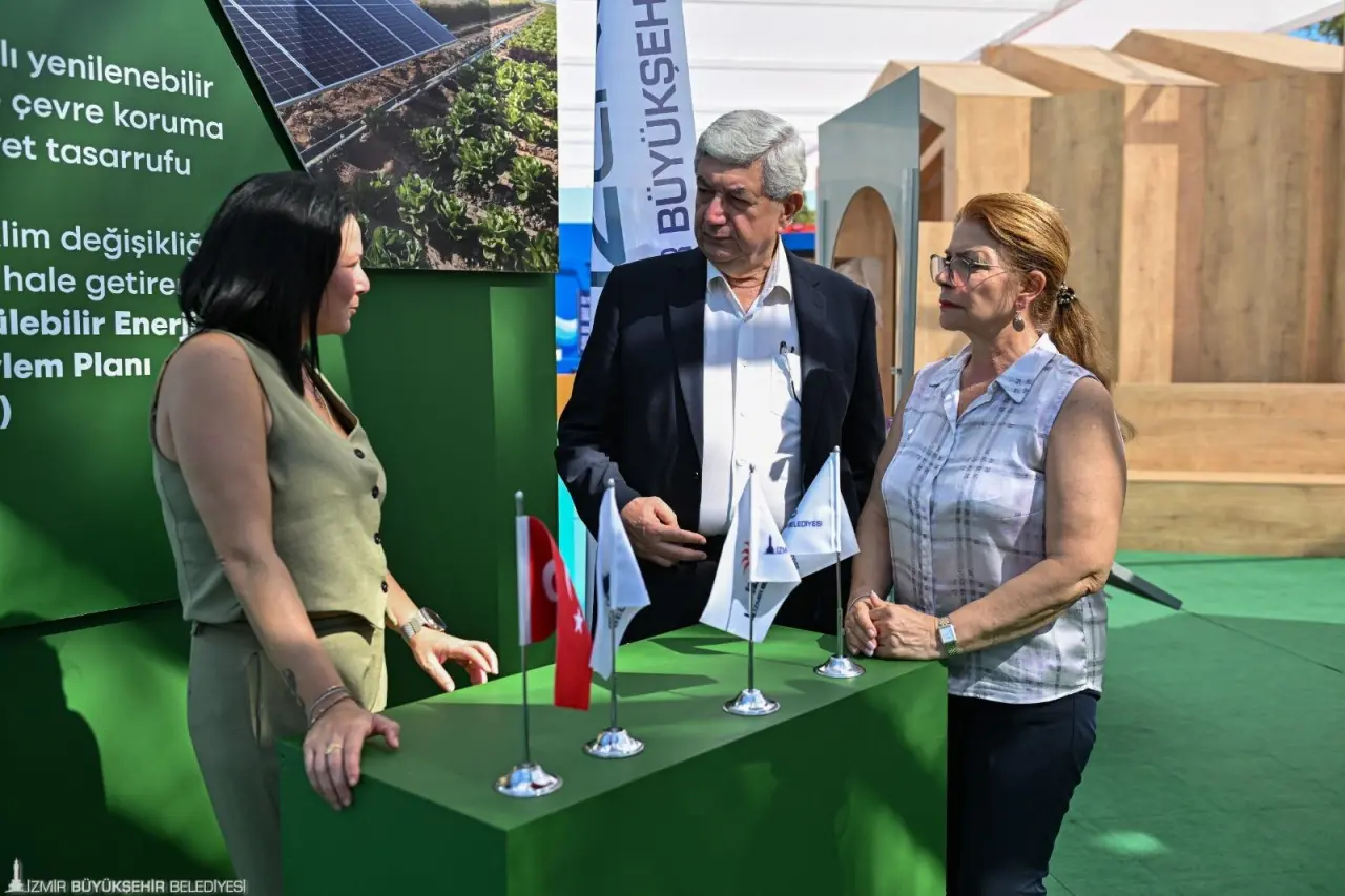 İzmir Büyükşehir Belediyesi ve bağlı kurumlarının elektrik ihtiyacını yenilenebilir kaynaklardan sağlamak amacıyla faaliyet gösteren İZETAŞ büyümesini sürdürüyor. İzmir’in göz bebeği olma yolunda ilerleyen şirket, belediyenin yıllık elektrik tüketiminin yüzde 85’ini tedarik ediyor. Şirket böylelikle kentin enerji yönetiminde stratejik bir rol üstleniyor.