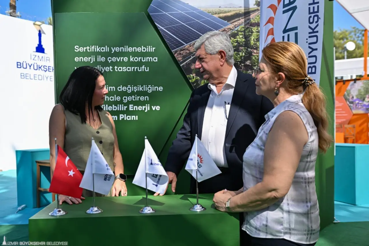 İzmir Büyükşehir Belediyesi ve bağlı kurumlarının elektrik ihtiyacını yenilenebilir kaynaklardan sağlamak amacıyla faaliyet gösteren İZETAŞ büyümesini sürdürüyor. İzmir’in göz bebeği olma yolunda ilerleyen şirket, belediyenin yıllık elektrik tüketiminin yüzde 85’ini tedarik ediyor. Şirket böylelikle kentin enerji yönetiminde stratejik bir rol üstleniyor.