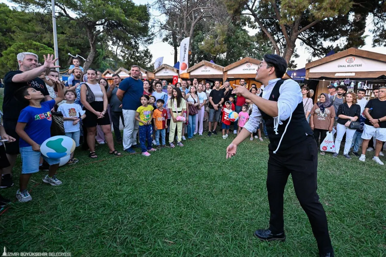 İzmir Enternasyonal Fuarı, bu yıl da kültür-sanat etkinlikleriyle ziyaretçilerine unutulmaz anlar yaşatıyor. Fuar alanında gerçekleşen uluslararası sokak gösterileri, dünyanın dört bir yanından gelen sanatçıları İzmirlilerle buluşturuyor.