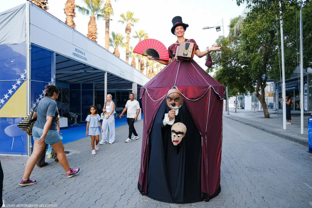 İzmir Enternasyonal Fuarı, bu yıl da kültür-sanat etkinlikleriyle ziyaretçilerine unutulmaz anlar yaşatıyor. Fuar alanında gerçekleşen uluslararası sokak gösterileri, dünyanın dört bir yanından gelen sanatçıları İzmirlilerle buluşturuyor.