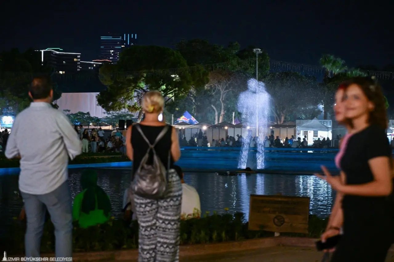 İzmir Enternasyonal Fuarı, bu yıl da kültür-sanat etkinlikleriyle ziyaretçilerine unutulmaz anlar yaşatıyor. Fuar alanında gerçekleşen uluslararası sokak gösterileri, dünyanın dört bir yanından gelen sanatçıları İzmirlilerle buluşturuyor.