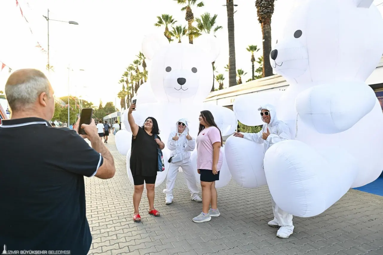 İzmir Enternasyonal Fuarı, bu yıl da kültür-sanat etkinlikleriyle ziyaretçilerine unutulmaz anlar yaşatıyor. Fuar alanında gerçekleşen uluslararası sokak gösterileri, dünyanın dört bir yanından gelen sanatçıları İzmirlilerle buluşturuyor.
