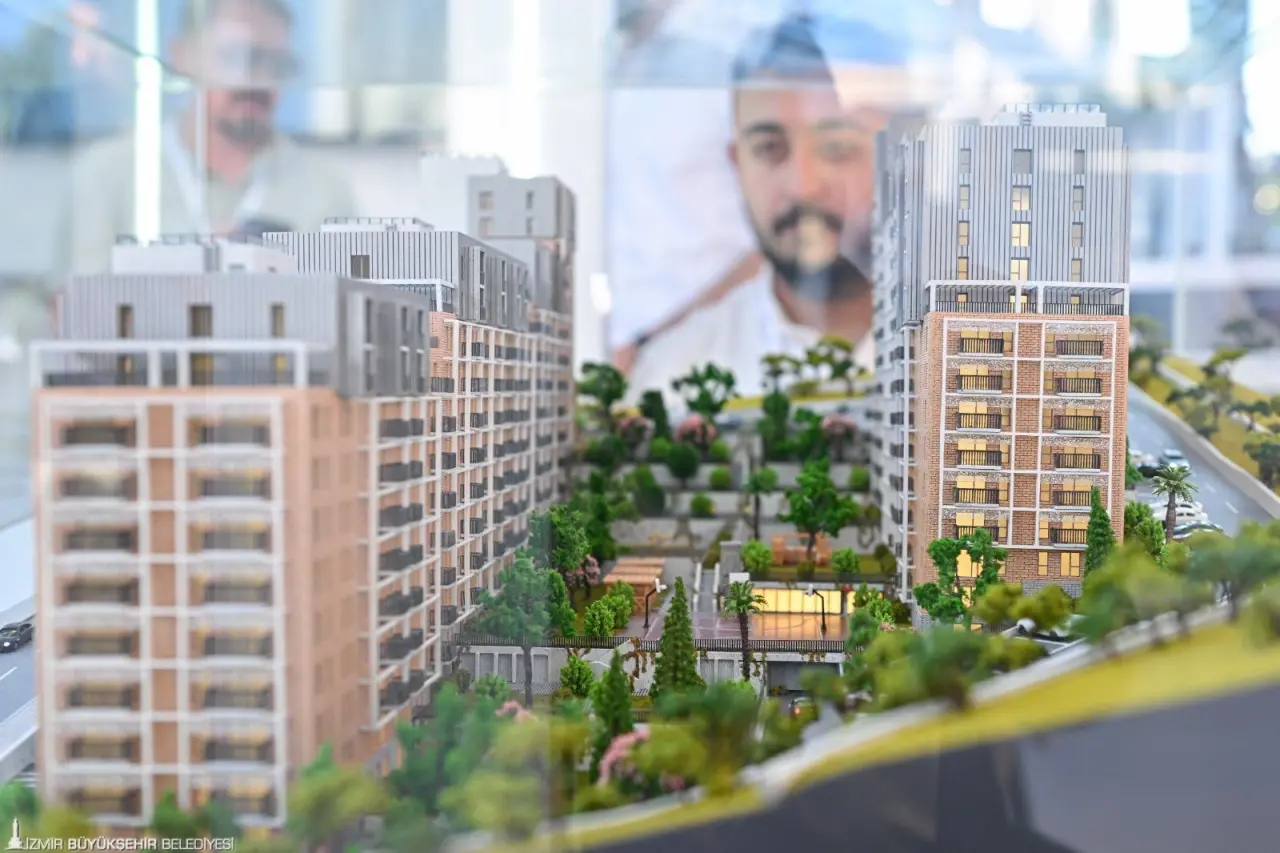 İzmir Büyükşehir Belediyesi tarafından yürütülen 25 bin sosyal konut çalışmasının ilk etabı olan Menemen Konutları Projesi, 94’üncü kez kapılarını açan İEF kapsamında tanıtılıyor. Egeşehir standındaki yetkililer çalışmaya ilgi gösteren yurttaşlara maket ve VR gözlükle adeta projenin içinde oldukları hissini veren bir deneyim yaşatıyor.