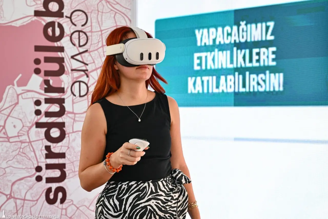 İzmir Büyükşehir Belediyesi tarafından yürütülen 25 bin sosyal konut çalışmasının ilk etabı olan Menemen Konutları Projesi, 94’üncü kez kapılarını açan İEF kapsamında tanıtılıyor. Egeşehir standındaki yetkililer çalışmaya ilgi gösteren yurttaşlara maket ve VR gözlükle adeta projenin içinde oldukları hissini veren bir deneyim yaşatıyor.