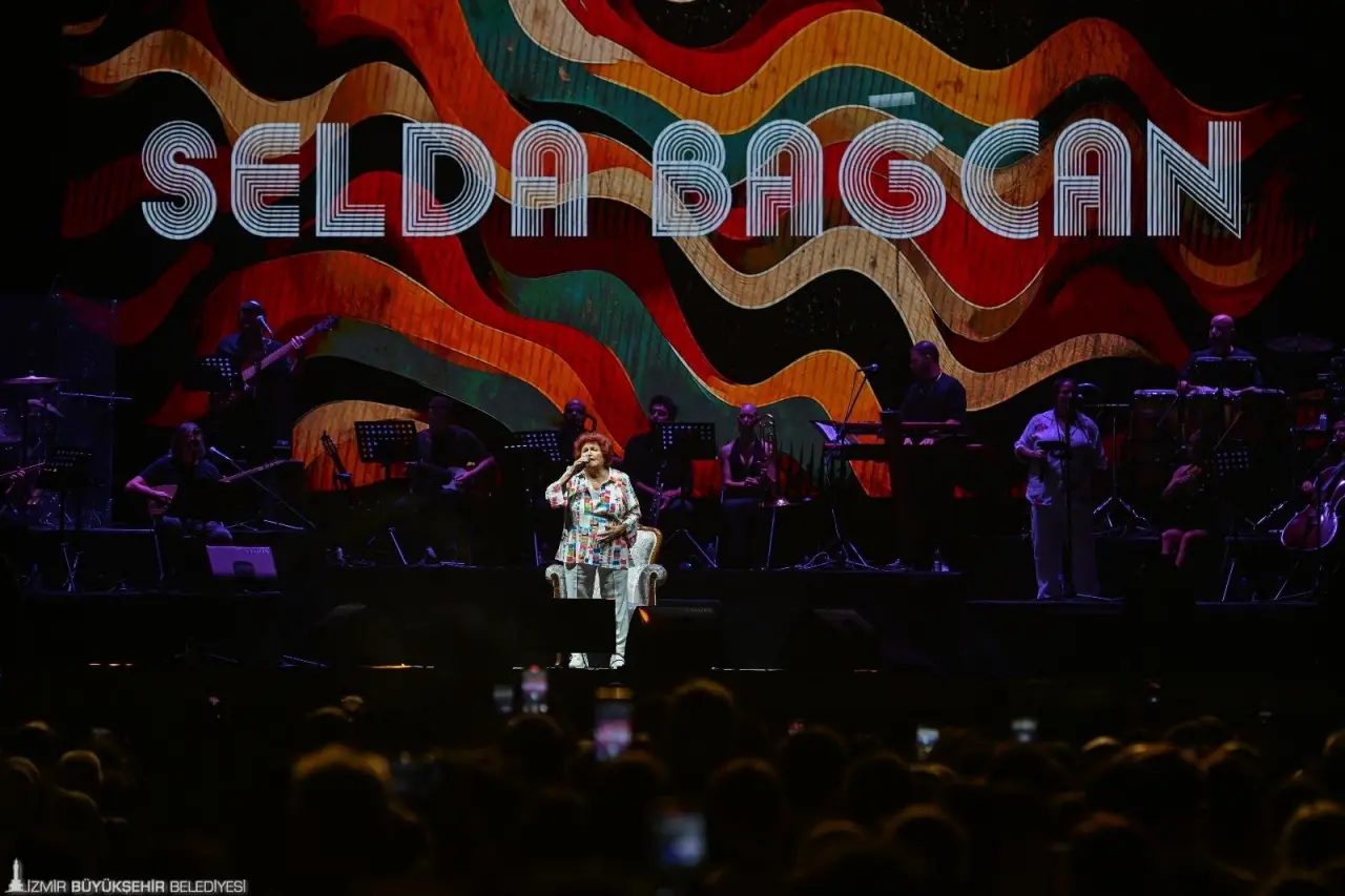 94. İzmir Enternasyonal Fuarı’nın en fazla ilgi gören etkinliklerinden olan Çim Konserleri, usta sanatçı Selda Bağcan’ı ağırladı. Bağcan, hepsi birer klasik hale gelen eserleri ve güçlü yorumu ile on binlerce müziksevere unutulmaz bir akşam yaşattı.
