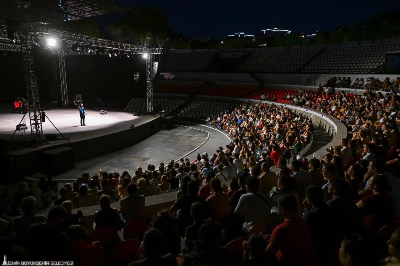 94. İzmir Enternasyonal Fuarı’nın en fazla ilgi gören etkinliklerinden olan Çim Konserleri, usta sanatçı Selda Bağcan’ı ağırladı. Bağcan, hepsi birer klasik hale gelen eserleri ve güçlü yorumu ile on binlerce müziksevere unutulmaz bir akşam yaşattı.