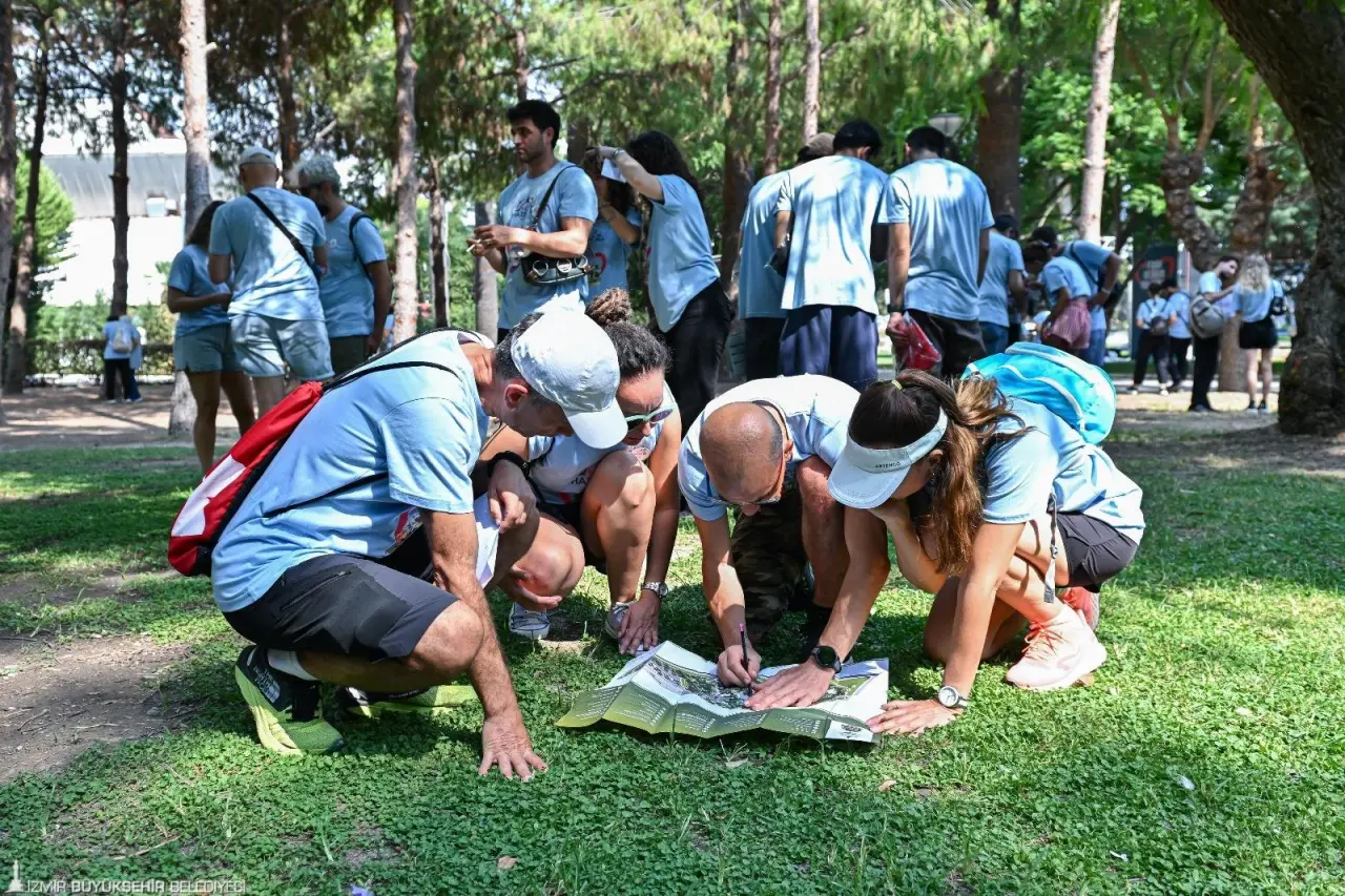 İzmir Enternasyonal Fuarı, renkli ve heyecan dolu etkinliklere sahne oluyor. Fuarın en sevilen geleneklerinden biri haline gelen Hazine Avı, katılımcıları Kültürpark’ın 94 yıllık geçmişine uzanan heyecanlı bir yolculuğa çıkardı. Dereceye girenler adına yanan ormanlar için fidan bağışı yapıldı.