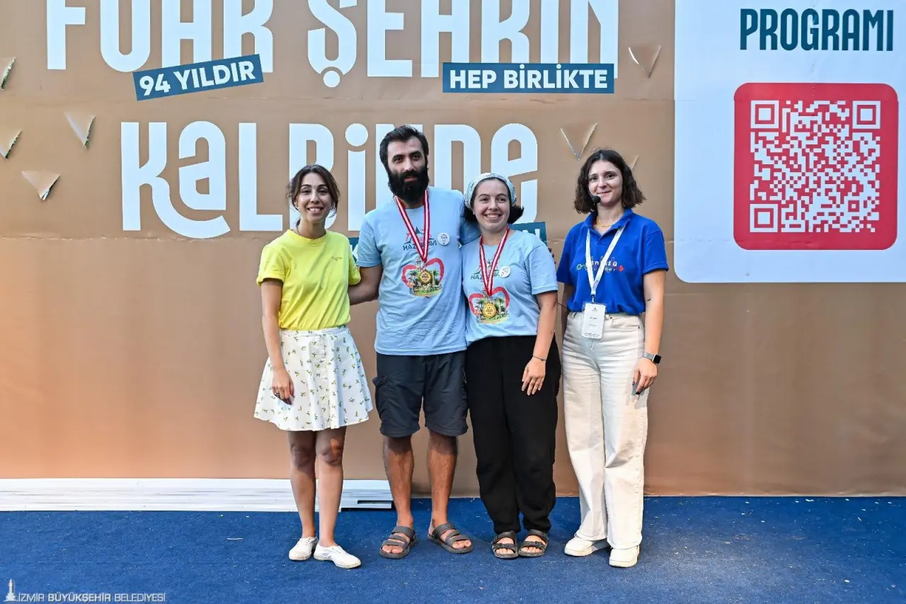 İzmir Enternasyonal Fuarı, renkli ve heyecan dolu etkinliklere sahne oluyor. Fuarın en sevilen geleneklerinden biri haline gelen Hazine Avı, katılımcıları Kültürpark’ın 94 yıllık geçmişine uzanan heyecanlı bir yolculuğa çıkardı. Dereceye girenler adına yanan ormanlar için fidan bağışı yapıldı.