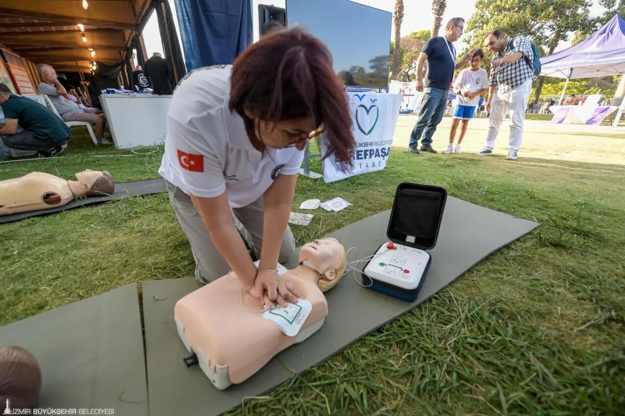 İzmir Büyükşehir Belediyesi, ani kalp durmalarında hayat kurtaracak otomatik elektroşok cihazlarını şehrin farklı noktalarına yerleştirmeye hazırlanıyor. Özel bir eğitim gerektirmeden vatandaşların kullanabileceği şekilde tasarlanan cihaz, hastane dışında meydana gelen ani kalp durması vakalarında sağ kalım oranını artırmaya yardımcı olacak. 94. İEF’de Eşrefpaşa Hastanesi standında cihazı anlatan Başhekim Doç. Dr. Başak Bayram, şehirdeki kalp durması vakalarının çoğunlukta olduğu yerleri belirlediklerini ve cihazların kamusal alanlara yerleştirileceğini belirtti.