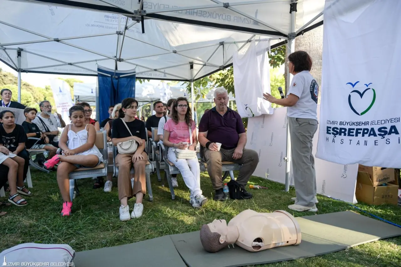 İzmir Büyükşehir Belediyesi, ani kalp durmalarında hayat kurtaracak otomatik elektroşok cihazlarını şehrin farklı noktalarına yerleştirmeye hazırlanıyor. Özel bir eğitim gerektirmeden vatandaşların kullanabileceği şekilde tasarlanan cihaz, hastane dışında meydana gelen ani kalp durması vakalarında sağ kalım oranını artırmaya yardımcı olacak. 94. İEF’de Eşrefpaşa Hastanesi standında cihazı anlatan Başhekim Doç. Dr. Başak Bayram, şehirdeki kalp durması vakalarının çoğunlukta olduğu yerleri belirlediklerini ve cihazların kamusal alanlara yerleştirileceğini belirtti.
