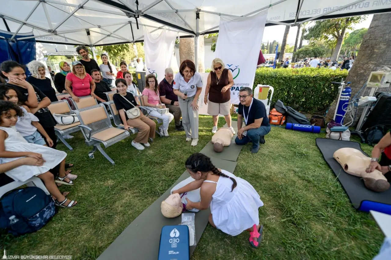 İzmir Büyükşehir Belediyesi, ani kalp durmalarında hayat kurtaracak otomatik elektroşok cihazlarını şehrin farklı noktalarına yerleştirmeye hazırlanıyor. Özel bir eğitim gerektirmeden vatandaşların kullanabileceği şekilde tasarlanan cihaz, hastane dışında meydana gelen ani kalp durması vakalarında sağ kalım oranını artırmaya yardımcı olacak. 94. İEF’de Eşrefpaşa Hastanesi standında cihazı anlatan Başhekim Doç. Dr. Başak Bayram, şehirdeki kalp durması vakalarının çoğunlukta olduğu yerleri belirlediklerini ve cihazların kamusal alanlara yerleştirileceğini belirtti.