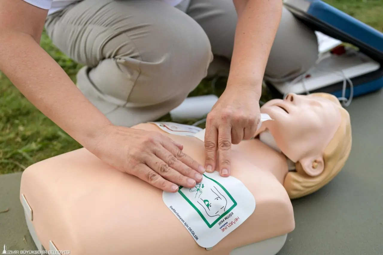 İzmir Büyükşehir Belediyesi, ani kalp durmalarında hayat kurtaracak otomatik elektroşok cihazlarını şehrin farklı noktalarına yerleştirmeye hazırlanıyor. Özel bir eğitim gerektirmeden vatandaşların kullanabileceği şekilde tasarlanan cihaz, hastane dışında meydana gelen ani kalp durması vakalarında sağ kalım oranını artırmaya yardımcı olacak. 94. İEF’de Eşrefpaşa Hastanesi standında cihazı anlatan Başhekim Doç. Dr. Başak Bayram, şehirdeki kalp durması vakalarının çoğunlukta olduğu yerleri belirlediklerini ve cihazların kamusal alanlara yerleştirileceğini belirtti.