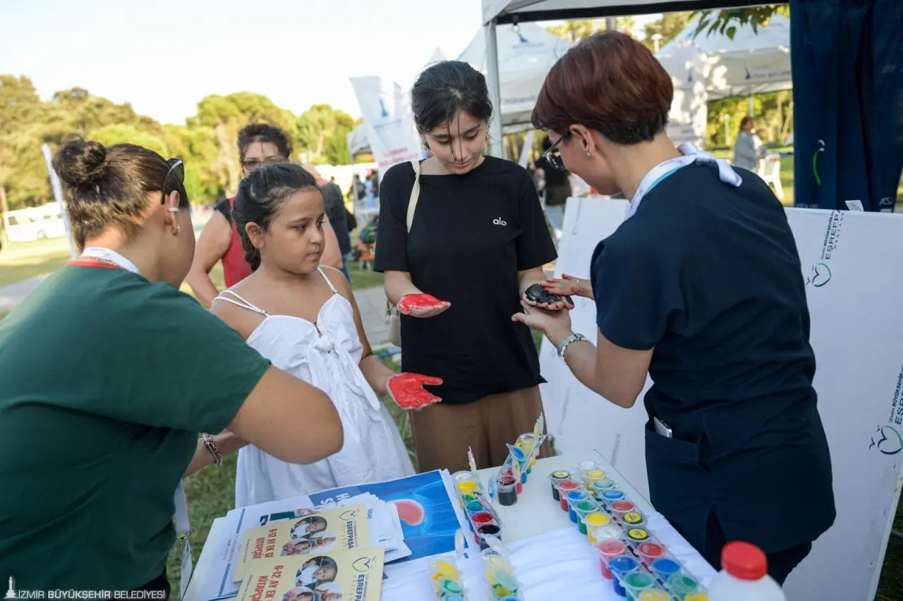 İzmir Büyükşehir Belediyesi, ani kalp durmalarında hayat kurtaracak otomatik elektroşok cihazlarını şehrin farklı noktalarına yerleştirmeye hazırlanıyor. Özel bir eğitim gerektirmeden vatandaşların kullanabileceği şekilde tasarlanan cihaz, hastane dışında meydana gelen ani kalp durması vakalarında sağ kalım oranını artırmaya yardımcı olacak. 94. İEF’de Eşrefpaşa Hastanesi standında cihazı anlatan Başhekim Doç. Dr. Başak Bayram, şehirdeki kalp durması vakalarının çoğunlukta olduğu yerleri belirlediklerini ve cihazların kamusal alanlara yerleştirileceğini belirtti.
