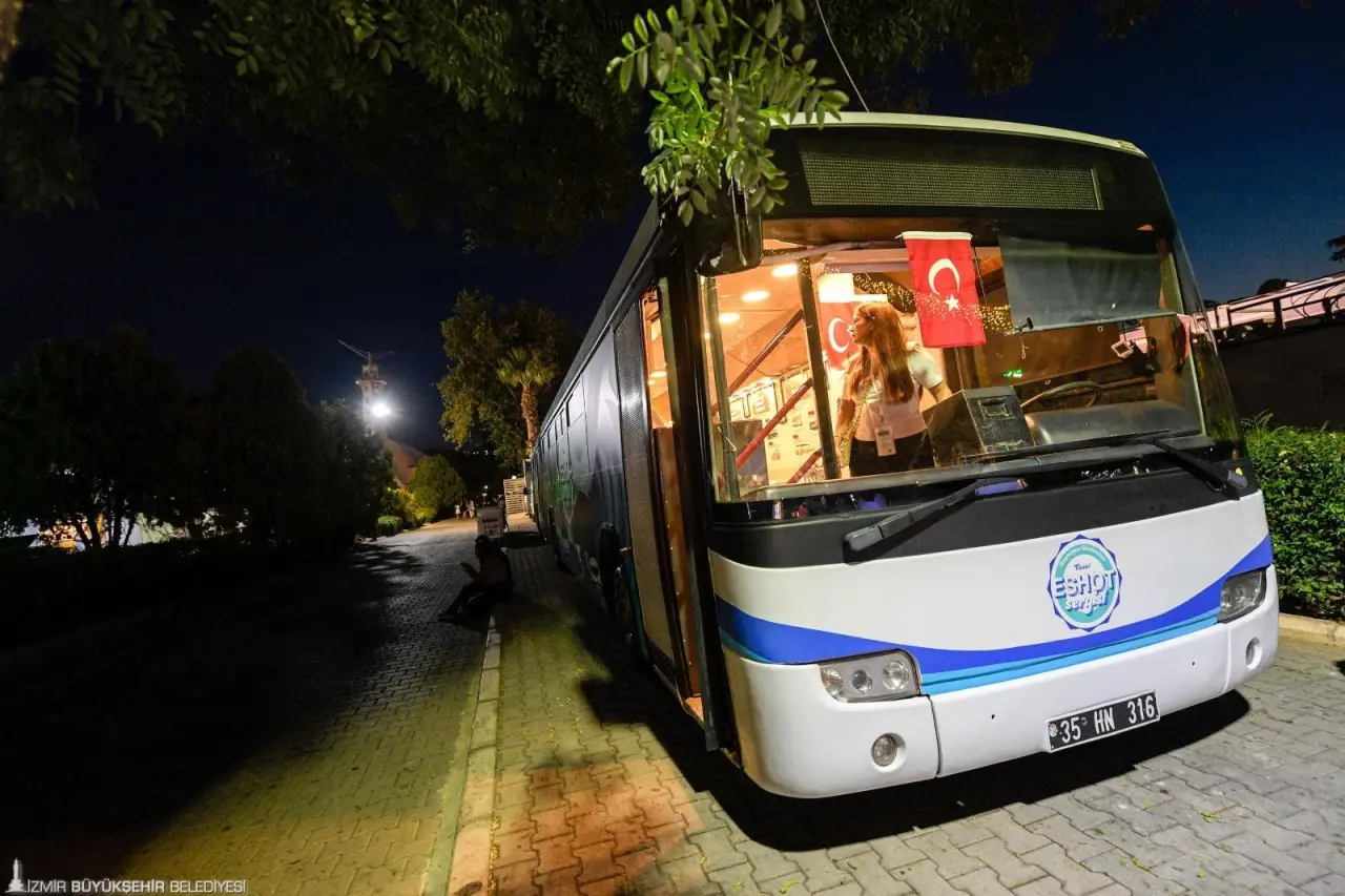 İzmir Büyükşehir Belediyesi, 94. İzmir Enternasyonal Fuarı’nda ziyaretçileri hem toplu ulaşım yolculuğuna çıkarıyor hem de projeleri hakkında bilgilendiriyor. Gezici ESHOT Sergisi İzmir’in toplu taşıma geçmişine dair önemli belgeleri, görselleri ve nostaljik detayları ile büyük ilgi görüyor.  