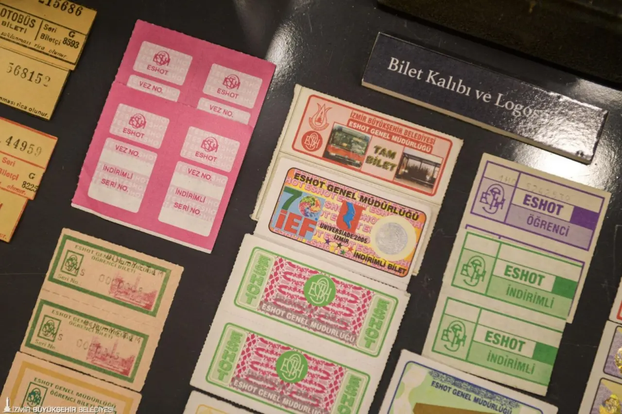 İzmir Büyükşehir Belediyesi, 94. İzmir Enternasyonal Fuarı’nda ziyaretçileri hem toplu ulaşım yolculuğuna çıkarıyor hem de projeleri hakkında bilgilendiriyor. Gezici ESHOT Sergisi İzmir’in toplu taşıma geçmişine dair önemli belgeleri, görselleri ve nostaljik detayları ile büyük ilgi görüyor.  