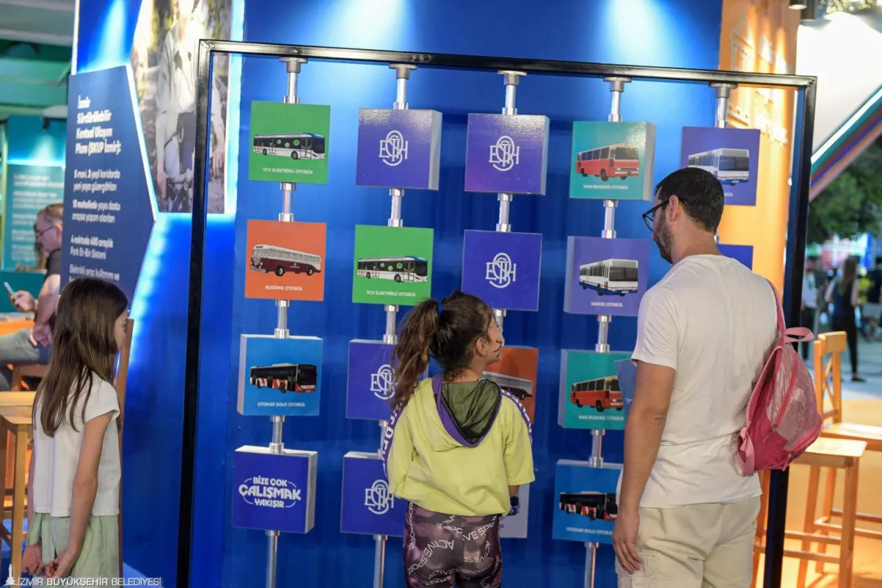 İzmir Büyükşehir Belediyesi, 94. İzmir Enternasyonal Fuarı’nda ziyaretçileri hem toplu ulaşım yolculuğuna çıkarıyor hem de projeleri hakkında bilgilendiriyor. Gezici ESHOT Sergisi İzmir’in toplu taşıma geçmişine dair önemli belgeleri, görselleri ve nostaljik detayları ile büyük ilgi görüyor.  