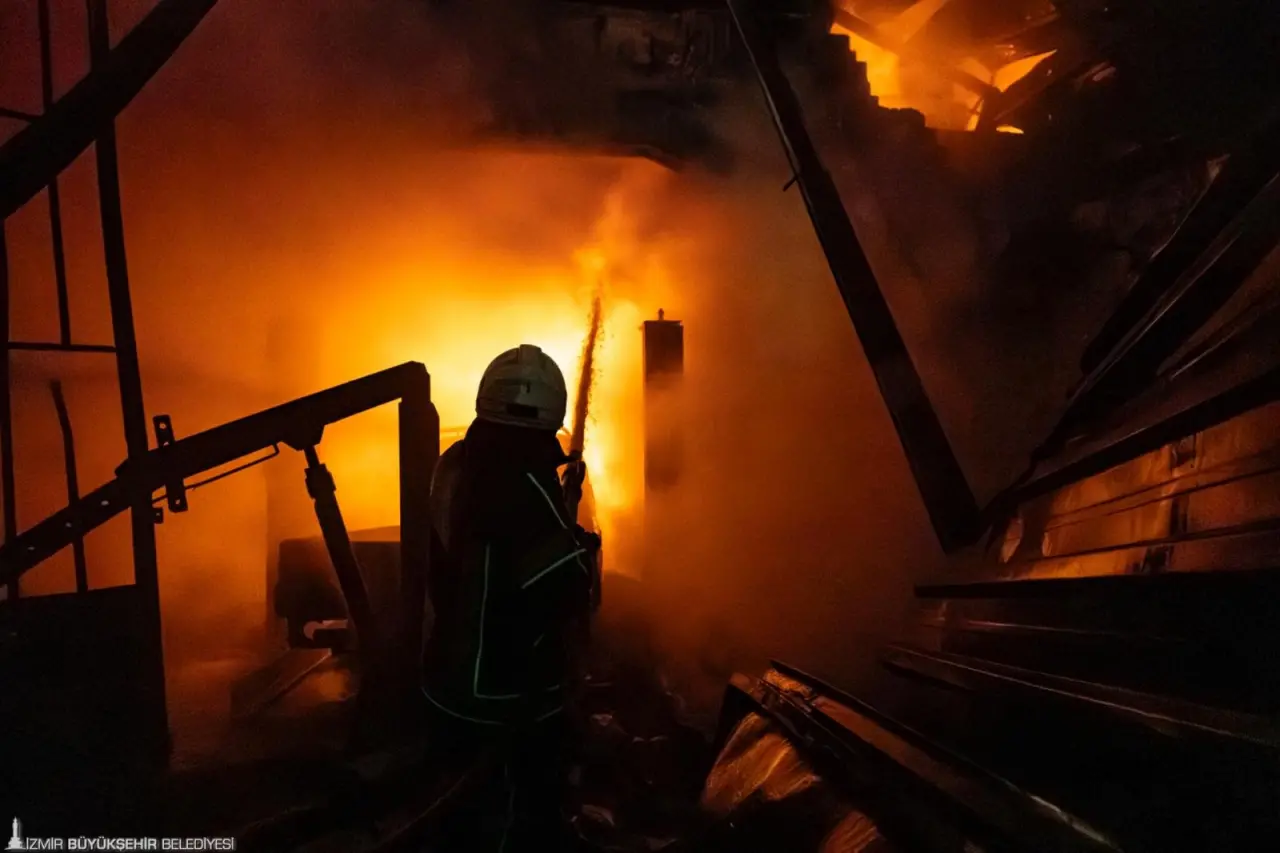 İzmir’in Kemalpaşa ilçesine bağlı Bağyurdu Sanayi Sitesi’nde bulunan bir oto tamircide yangın çıktı. Hızla büyüyen alevler civardaki işyeri ve araçlara sıçradı. İhbar üzerine çok sayıda araç ve personel ile olay yerine ulaşan İzmir Büyükşehir Belediyesi İtfaiye ekipleri, yangını yaklaşık bir buçuk saat süren çalışmalar sonucu kontrol altına aldı.