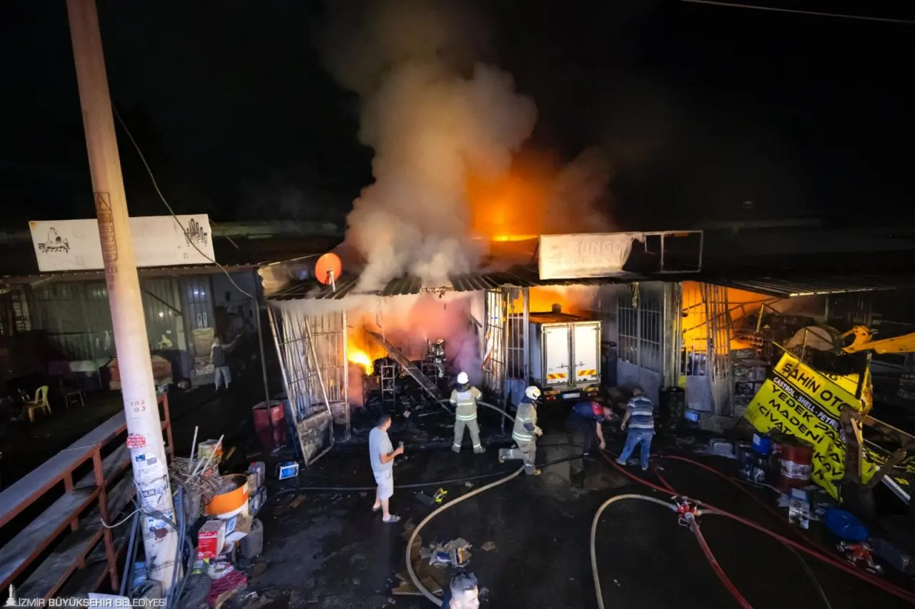 İzmir’in Kemalpaşa ilçesine bağlı Bağyurdu Sanayi Sitesi’nde bulunan bir oto tamircide yangın çıktı. Hızla büyüyen alevler civardaki işyeri ve araçlara sıçradı. İhbar üzerine çok sayıda araç ve personel ile olay yerine ulaşan İzmir Büyükşehir Belediyesi İtfaiye ekipleri, yangını yaklaşık bir buçuk saat süren çalışmalar sonucu kontrol altına aldı.