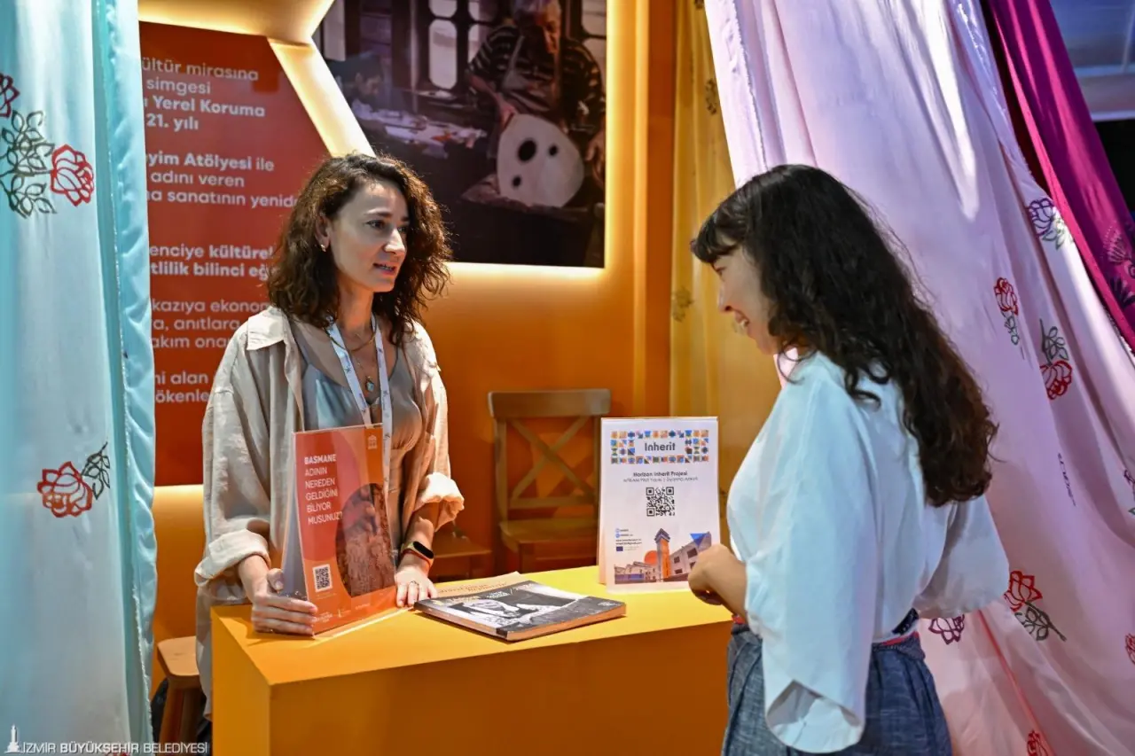İzmir Büyükşehir Belediyesi’nin hayata geçirdiği “Basmane’de Yeniden Basma Atölyesi” projesinin tanıtımı 94’üncü İEF kapsamında yapıldı. Basmane’ye adını veren geleneğin yeniden hayat bulacağı çalışma umut ve heyecanla başlatıldı.