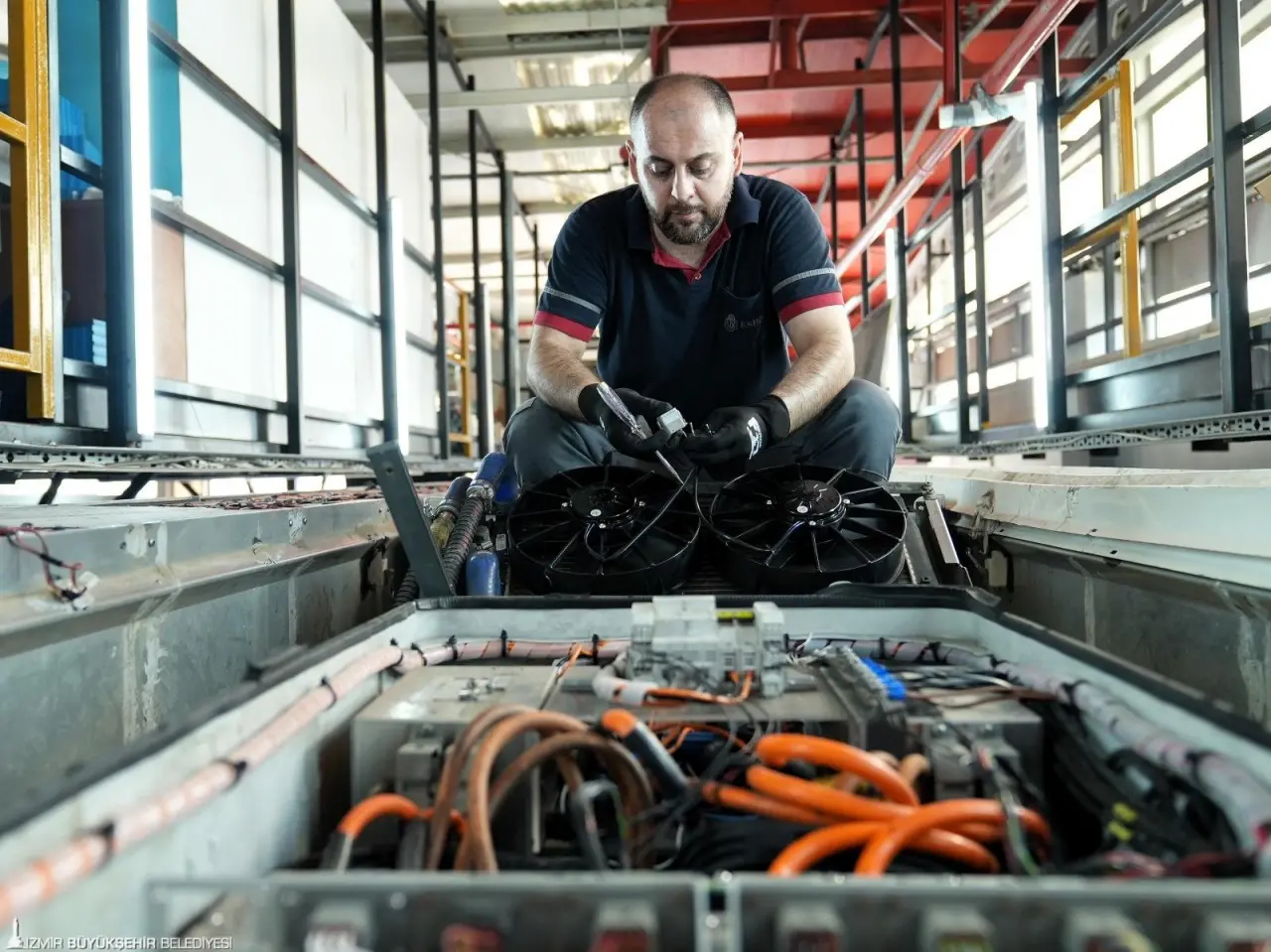 İzmir Büyükşehir Belediyesi toplu ulaşımda 8 Eylül 2025 Pazartesi günü itibariyle kış düzenini başlatıyor. Yeni eğitim öğretim yılının başlayacak olması nedeniyle otobüs, metro ve tramvay hatlarında sefer sıklıkları artırılacak. İZDENİZ gemileri, mevcut tarifeleriyle çalışmaya devam edecek.   Kış hazırlıkları kapsamında otobüsler bakımdan geçirildi, temizlik çalışmaları tamamlandı ve şoför kadrosu güçlendirildi.